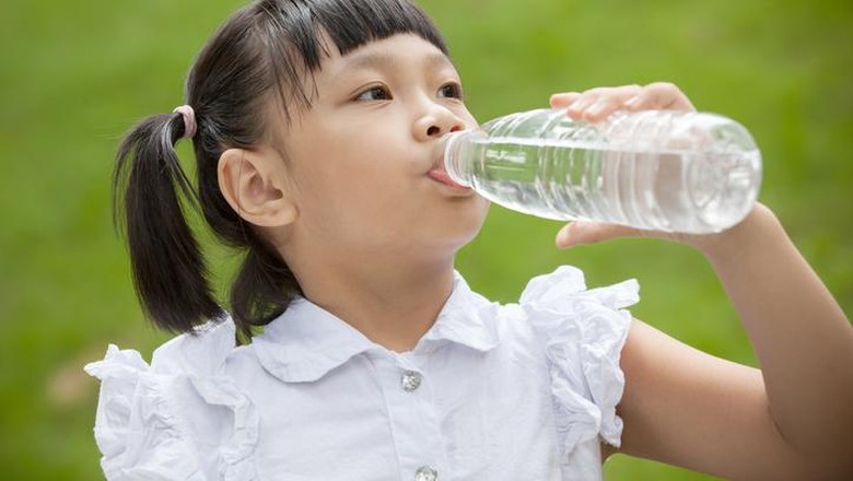 2 Trik agar Anak Rajin Minum Air Putih