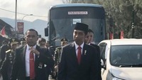 Jokowi terjebak macet saat menuju HUT TNI di Cilegon, Banten. Untuk menembus kemacetan, Jokowi keluar dari mobil kepresidenan dan berjalan kaki sejauh 2 km. Terlihat penjagaan ketat Paspampres saat Jokowi berjalan kaki. Jalanan juga becek sehabis terkena hujan. (Foto: Istimewa)