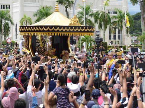 Kereta kencana berlapis emas yang membawa Sultan Brunei Hassanal Bolkiah