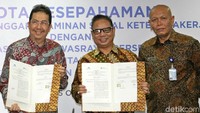 Direktur Perluasan Kepesertaan dan Hubungan Antar Lembaga BPJS Ketenagakerjaan E Ilyas Lubis (kiri) dan Direktur Asuransi Jiwasraya De Yong Adrian (tengah) menunjukkan nota kesepahaman.