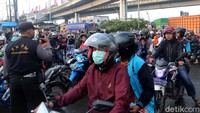 Kemacetan pun terjadi, bahan Presiden Jokowi harus jalan kaki ke menuju lokasi acara.