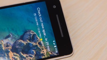 Layarnya 5 inch Amoled resolusi Full HD 1080 x 1920 pixel. Ponsel ini dibuat oleh HTC. Foto: Ars Technica