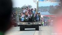 Masyarakat tampak sangat antusias menaiki kendaraan tempur milik TNI AD.
