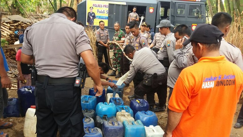 Water Canon Polisi Suplai Air ke Daerah Kekeringan di Probolinggo Water Canon Polisi Suplai Air ke Daerah Kekeringan di Probolinggo