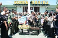 Kasrem ndulang (menyuapi) Kapolrestabes