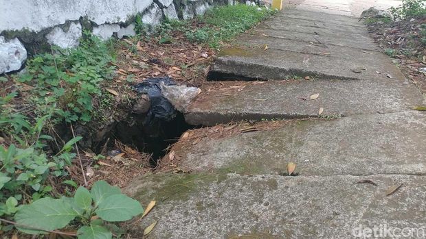 Selain Lokasi Bule Jatuh, Ini Trotoar Bolong di Dago Bandung