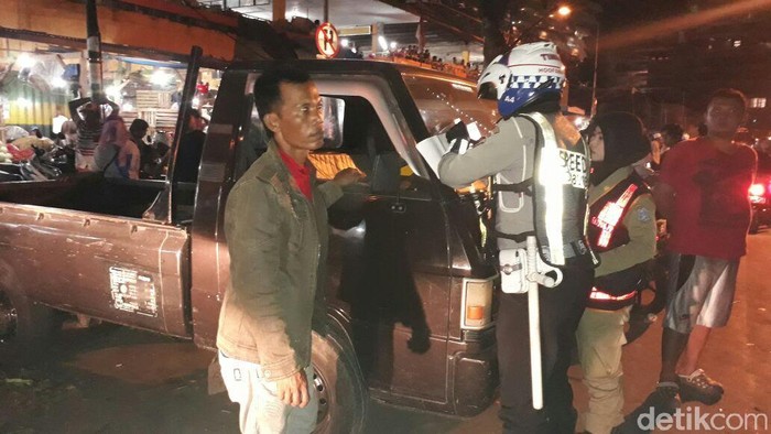 Petugas Gabungan Bersih-Bersih Kendaraan di Pasar Keputran