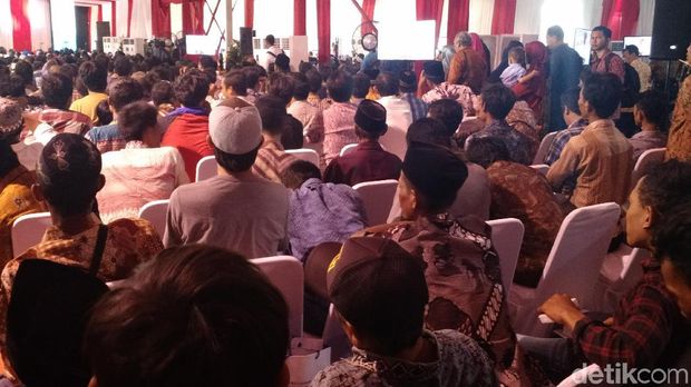 Dialog dihadiri juga oleh warga yang tinggal di sekitar PLTU