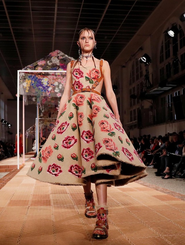 Koleksi Alexander McQueen Spring/Summer 2018 di Paris Fashion Week, Prancis, 2 Oktober 2017. Foto: REUTERS/Gonzalo Fuentes.