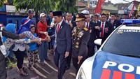 Sembari jalan kaki, Presiden Jokowi juga menyalami warga yang ada di pinggir jalan