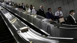 Layar Handphone dan Rutinitas Mengejar Waktu di Tokyo