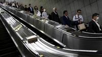 Pemandangan di salah satu eskalator di stasiun subway di Tokyo (REUTERS/Yuya Shino)