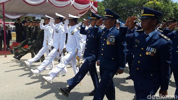 Tentara Berbaju Adat Papua di HUT ke-72 TNI di Jayapura
