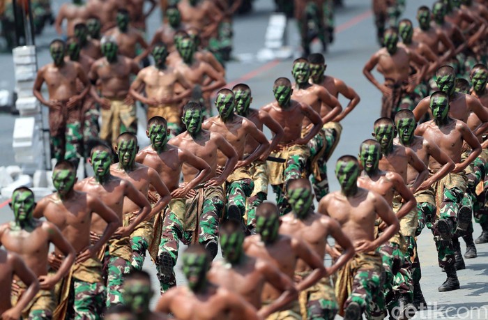 Rapi! itulah kata yang paling pantas disematkan kepada para pasukan TNI. Dihari jadinya yang ke-72 tahun, mereka menggelar beragam atraksi di Cilegon Banten. Begini aksinya.