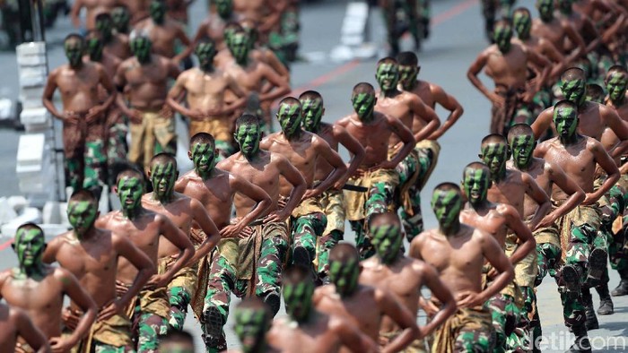 Rapi! itulah kata yang paling pantas disematkan kepada para pasukan TNI. Dihari jadinya yang ke-72 tahun, mereka menggelar beragam atraksi di Cilegon Banten. Begini aksinya.