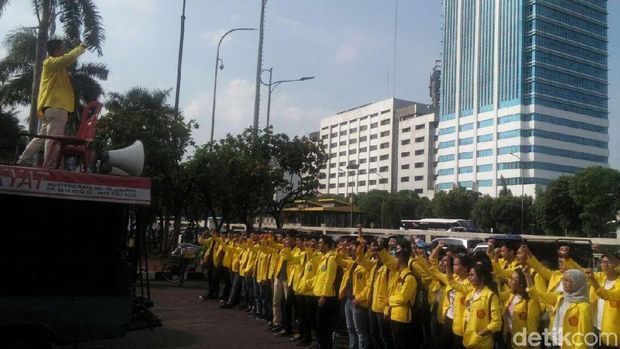  Mahasiswa UI demonstrasi di depan gedung DPR, Kamis (5/10/2017)