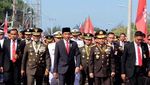 Foto: Momen Jokowi Jalan Kaki 2 Km Tembus Macet ke HUT TNI