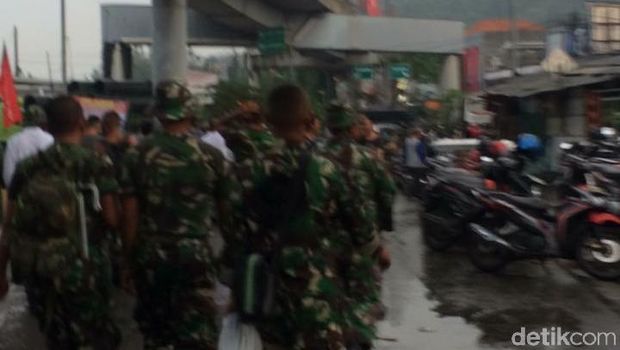 Jelang Perayaan HUT TNI ke-72, Lalin Menuju Dermaga Merak Macet 