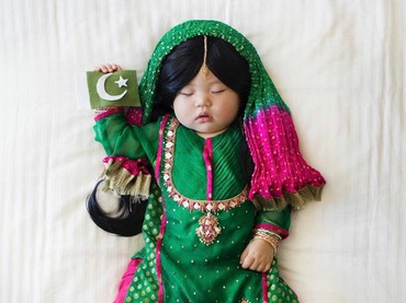 Lucu Banget! Bayi Ini Pakai Baju Kebangsaan Berbagai Lucu Banget! Bayi Ini Pakai Baju Kebangsaan Berbagai
