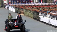 Jokowi melakukan inspeksi pasukan.