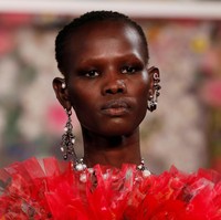 Koleksi Alexander McQueen Spring/Summer 2018 di Paris Fashion Week, Prancis, 2 Oktober 2017. Foto: REUTERS/Gonzalo Fuentes.