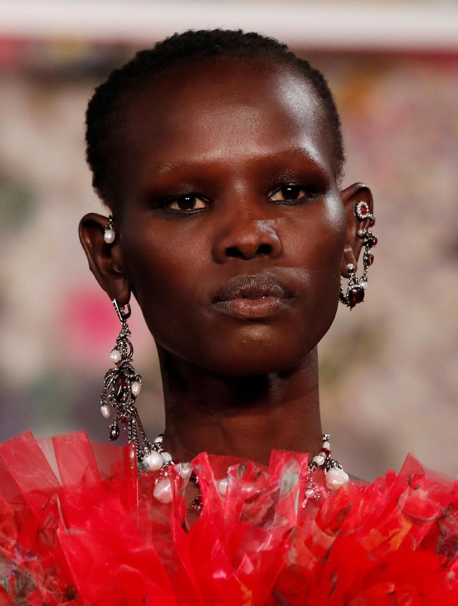 Koleksi Alexander McQueen Spring/Summer 2018 di Paris Fashion Week, Prancis, 2 Oktober 2017. Foto: REUTERS/Gonzalo Fuentes.