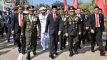 Sambutan Warga Saat Presiden Jokowi Jalan Kaki ke HUT TNI