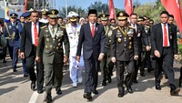Tiga ratus meter menjelang lokasi upacara, Panglima TNI Jenderal TNI Gatot Nurmantyo, Kepala Staf TNI Angkatan Darat (KASAD) Jenderal TNI Mulyono, Kepala Staf TNI Angkatan Laut (KASAL) Laksamana TNI Ade Supandi dan Kepala Staf Angkatan Udara (KASAU) Marsekal Hadi Tjahjanto menyambut kedatangan Presiden dan berjalan kaki bersama menuju lokasi upacara.