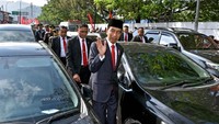 Jokowi berinisiatif menembus macet kawasan dermaga Merak agar tak terlambat sampai di arena perayaan Hari Ulang Tahun ke -72 TNI. Dia memutuskan berjalan kaki daripada di dalam mobil menunggu macet.