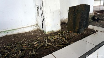 Foto: Batu Nisan di Pulau Bacan yang Tumbuh dari Dalam Tanah
