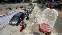 Perbaikan jalan tersebut membuat badan jalan menyempit hingga membuat antrean panjang kendaraan.