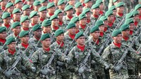 Prajurit TNI AD berjalan rapi dalam defile pasukan.
