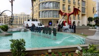 Ada naga merah setinggi kurang lebih lima meter yang dibuat seperti terbang dan memuntahkan plastik ke dalam kolam di depan Hilton Malta. Delapan aktivis berdiri di bawah naga tersebut. Mereka sama sekali tidak mengucapkan apa-apa dan hanya berdiri dan sesekali membalikkan badan ke arah berlawan.