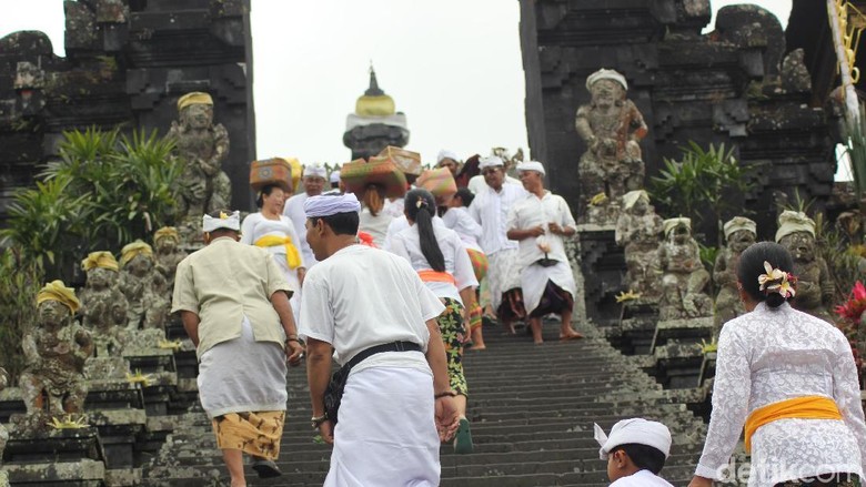 Gubernur dan Warga Jalani Ibadah Purnama Kapat di Pura Besakih Gubernur dan Warga Jalani Ibadah Purnama Kapat di Pura Besakih