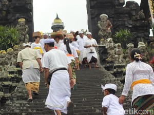 Gubernur dan Warga Jalani Ibadah Purnama Kapat di Pura Besakih