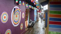 Kampung Warna berada di Rt 02 dan Rt 03 Rw 08, Desa Bobotsari, Kecamatan Bobotsari, Kabupaten Purbalingga, Jawa Tengah.