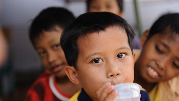 2 Trik Agar Anak Rajin Minum Air Putih