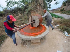 Sedih! Pasangan Tua Ini Giling Sambal Favorit Anaknya Tapi Ternyata Berujung Kecewa