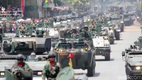 Beginilah iring-iringan kendaraan taktis milik TNI yang dipertontonkan di hadapan Jokowi dan masyarakat Cilegon. Hebat kan?