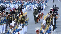Marching band mengiringi defile pasukan TNI.