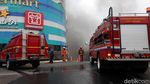 Petugas Damkar Masih Berjibaku Padamkan Api di Apartemen Bellevue