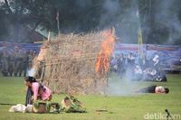 Sosiodrama Bandung Lautan Api ditampilkan pada HUT Ke-72 TNI di Lapangan Rajawali, Kota Cimahi.