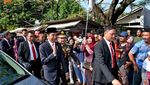 Sambutan Warga Saat Presiden Jokowi Jalan Kaki ke HUT TNI