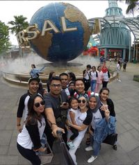 Lihat Ayu Ting Ting di Singapura, Netizen Miris dengan Baju Pengasuh