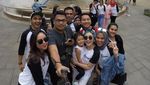 Gaya Liburan The Rojaks di Singapura, Senyum Semringah Andien