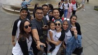 Ayu Ting Ting mengajak puluhan keluarganya ke Singapura untuk berlibur. (Foto: dok Instagram)