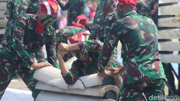 Tentara Dilindas Motor Saat HUT ke-72 TNI di Banda Aceh