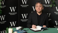 Kazuo Ishiguro, penulis kelahiran Jepang yang berdomisili di Inggris mengagetkan pencinta sastra karena menerima Nobel Sastra 2017. Foto: Getty Images