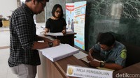 Kemudian mereka memberikan sebuah berkas laporan dugaan pelanggaran hakim Cepi disertai berkas lampiran.