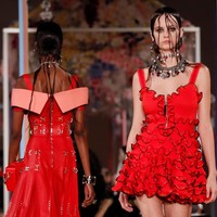 Koleksi Alexander McQueen Spring/Summer 2018 di Paris Fashion Week, Prancis, 2 Oktober 2017. Foto: REUTERS/Gonzalo Fuentes.